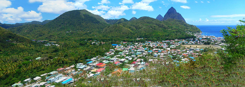 The town of Soufrière, St Lucia,: as seen from the road approaching it from the north, and in the background the twin peaks of Petit Piton and Gros Piton.  By Gzdavidwong at Chinese Wikipedia - Transferred from zh.wikipedia to Commons., CC BY-SA 3.0, https://commons.wikimedia.org/w/index.php?curid=2326022